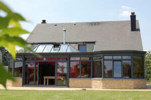 Naświetla i łączniki kątowe - jak tworzyć niebanalne przeszklenia w nowoczesnych fasadach